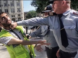 Bakıda polis jurnalisti yumruqladı -  VİDEO 
