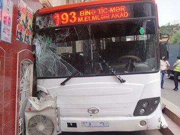 Bakıda avtobus yaşayış binasına çırpıldı - FOTO