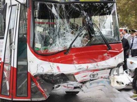 Bakıda sərnişin avtobusu qəzaya uğradı:  yaralılar var 