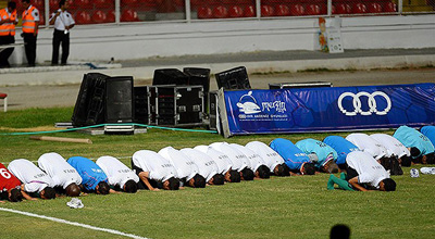 Futbolçular meydanda namaz qıldılar -  FOTO