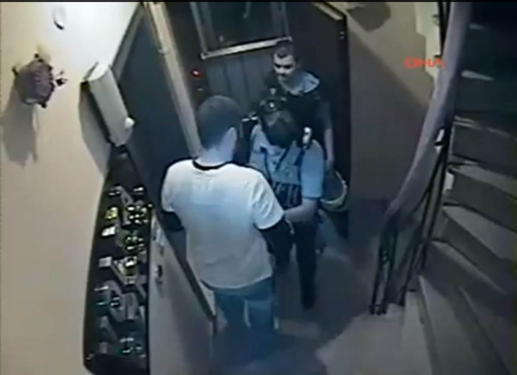 Polis bu kişini ölümcül hala saldı - VİDEO