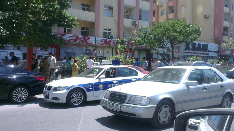 Bakıda kişi özünü hündürmərtəbəli binadan atmaq istədi -  FOTOLAR 