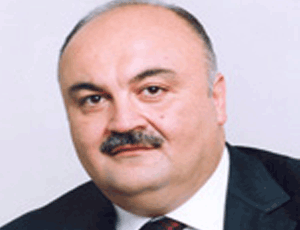 Deputatlar 2 yaşlı uşağı bədbəxt edən otelin sahibini yıxıb-sürüdülər