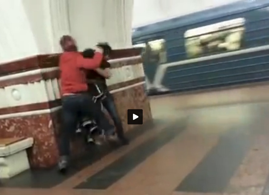 Azərbaycanlı tələbə metroda narkotika satarkən döyüldü –  VİDEO 