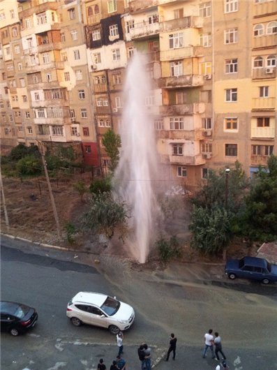 Bakıda su borusu fontan vurdu - FOTO