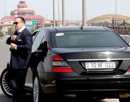 Azərbaycanlı müğənni yol polisini saymır