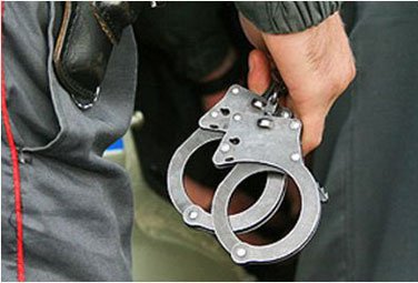 Azərbaycanda polisin qulağını dişlədilər
