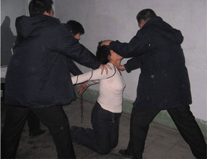 Bakıda 13 yaşlı qızın ağzını cırıb zorladılar - Küçənin ortasında