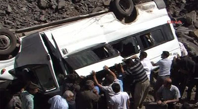 Ucarda avtobus aşdı: 10-dan çox yaralı var