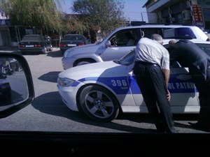 Bakıda sürücü yol polisini başından bıçaqladı