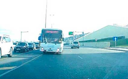 Bakıda avtobus sürücüsü insanların həyatı ilə oynadı - VİDEO