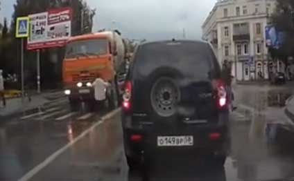 Qadın ‘Kamaz’ın altında belə qaldı -  VİDEO 