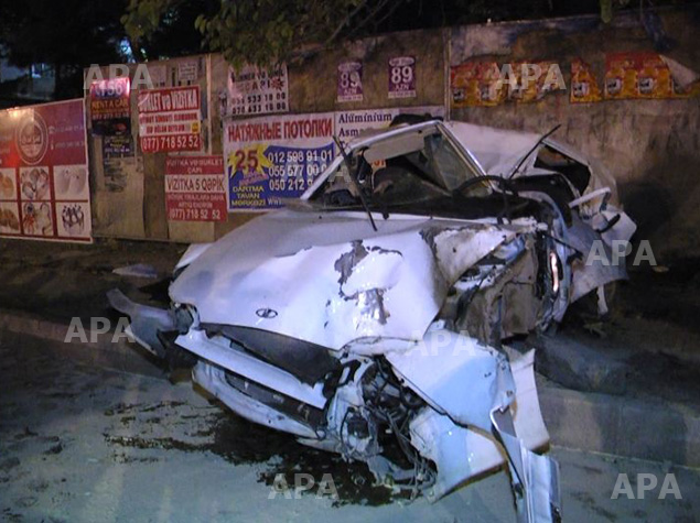 Bakıda ağır yol qəzası: avtomobil tanınmaz hala düşdü - FOTOLAR