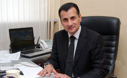 Bir Əkrəm daş yuxuları yazır, digər Əkrəm isə bu yuxuları çin çıxarır