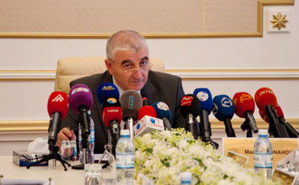 Məzahir Pənahov: "Bu irada bişmiş toyuğun gülməyi gəlir"