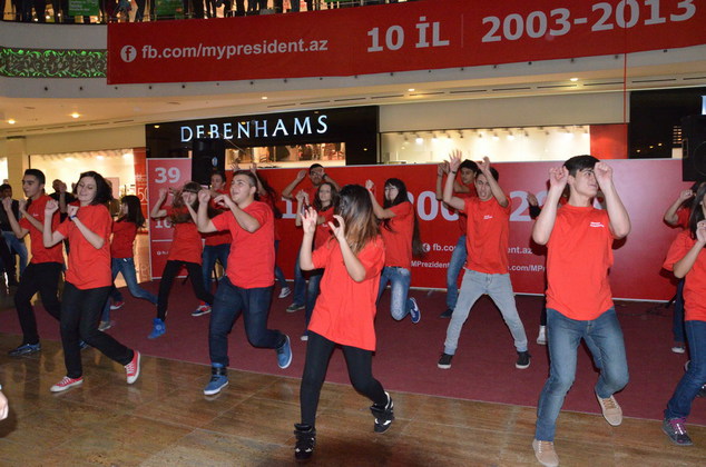 ‘Mənim Prezidentim’ Gənclər Təşəbbüs Qrupu “Park Bulvar”ı qırmızıya boyadı –  FOTOLAR 