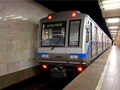 Bakı metrosunda kişi özünü qatarın altına belə atdı -  VİDEO 