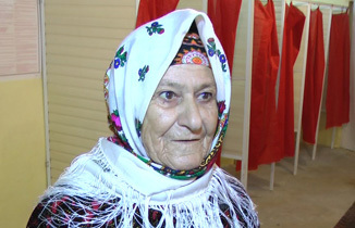 Lənkəranda ağbirçək qadın seçkiyə 60 il əvvəl gəlinliyə geydiyi libasla gəldi