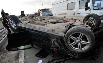Sürücü maşını aşırdı, sərnişinlərdən biri öldü, biri yaralandı