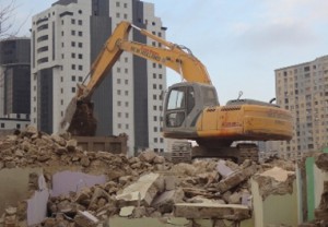 ‘Dəmir yolunun ətrafındakı qeyri-qanuni evlər söküləcək’