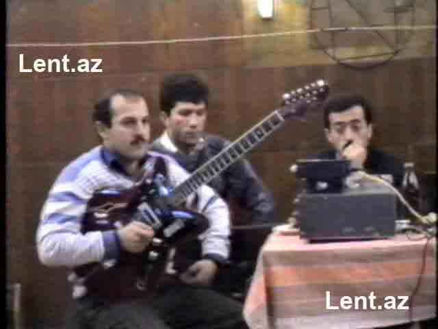 Elarizin gitara çalan vaxtlarının fotosu yayıldı- FOTO 