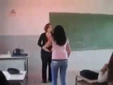 Azərbaycanda müəllimə ilə şagird qız əlbəyaxa oldular - VİDEO 