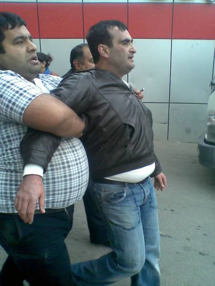 Bakıda metronun qarşısında uşaqlı qadını soyan kişini belə ələ keçirdilər – FOTOLAR 