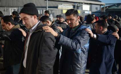 Miqrantlar yalnız küçə süpürə və maşın yuya bilərlər