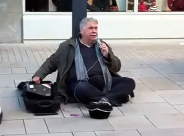 Bu dilənçinin oxuduğu mahnı hamını valeh etdi - VIDEO 