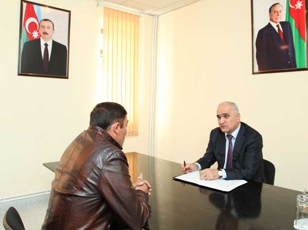 İqtisadiyyat və sənaye naziri Gədəbəydə vətəndaşları qəbul edib