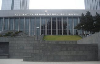 Milli Məclis avtoxuliqanlara qarşı qaydaları sərtləşdirən qanuna dəyişikliyi təsdiqlədi
