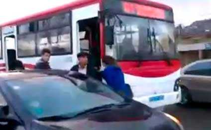 Bakıda qadın avtobus sürücüsünə hücum çəkdi - VİDEO