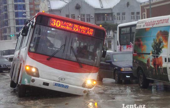 Bakını qardan sonra su basdı -  FOTOLAR 
