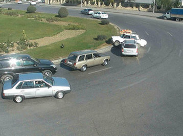 Bakıda alış-verişə tələsən minik avtomobili ziyana düşdü -  VIDEO