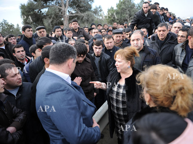 Kəbirə Məmmədova ‘Binə’də mağazaları yanan sahibkarlarla görüşür