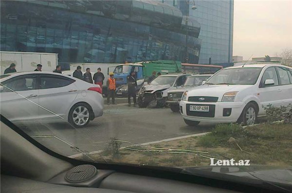 Bakıda təkəri qırılan "Lexus" bu hala düşdü -  VİDEO