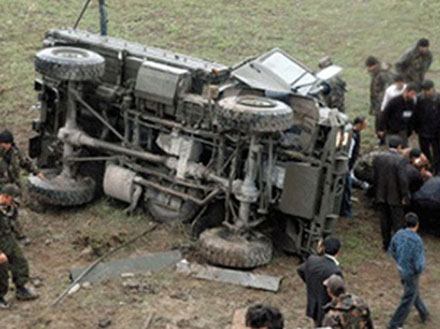 Azərbaycanda hərbi maşın qəzaya uğrayıb, xəsarət alanlar var