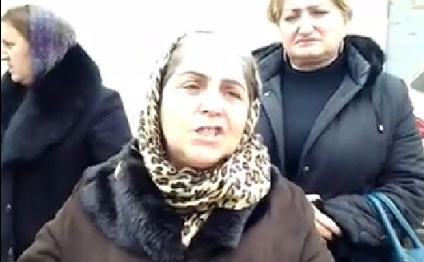 Qaçqınlar ‘Qaçqınkom’un benzin şüşələri ilə binasına yürüş etdi - VİDEO 