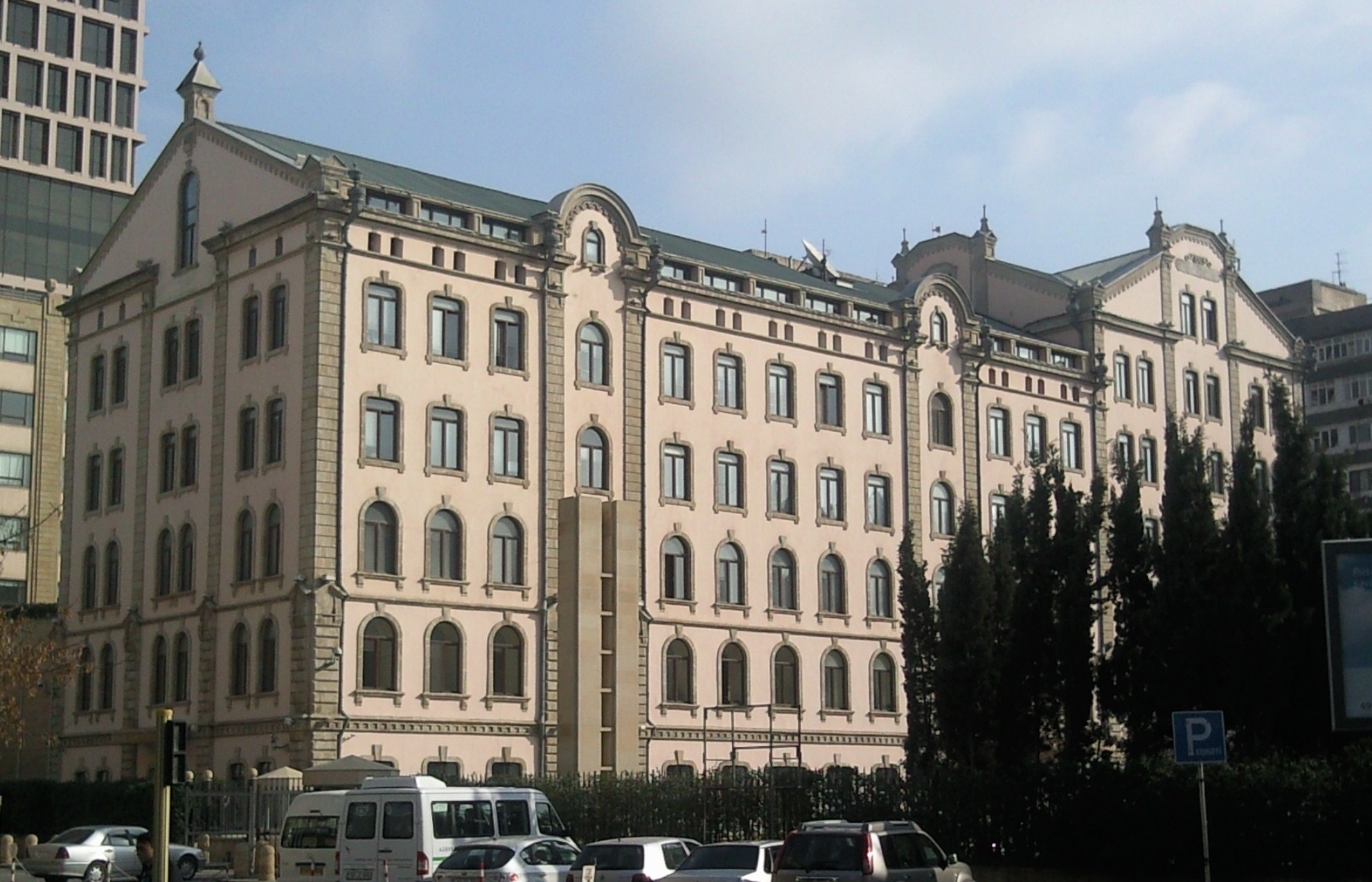 “Landmark Baku” oteli hərraca çıxarılıb
