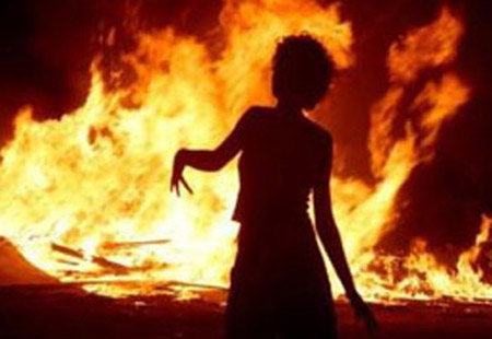Bakıda zorlandığını deyərək özünü yandıran qızın anası danışdı