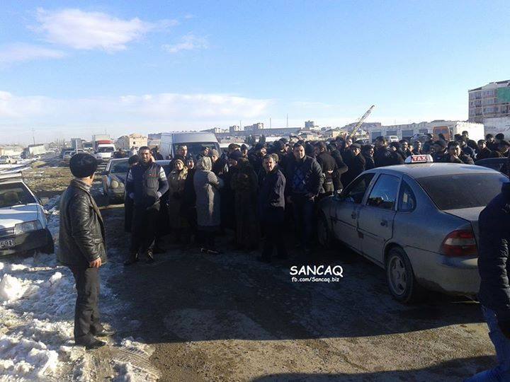 Bakıda məcburi köçkünlər yol bağladılar