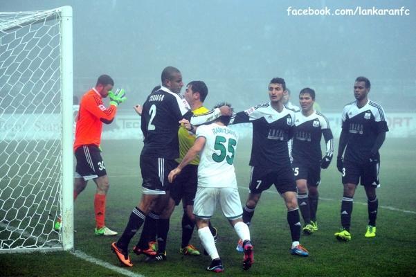 Lənkəranda futbol yerinə sillə-təpik davası -  FOTOLAR 