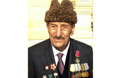 Nazir müharibə veteranını mükafatlandırdı