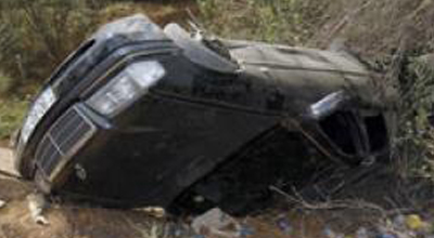 Lerikdə minik avtomobili dərəyə aşdı