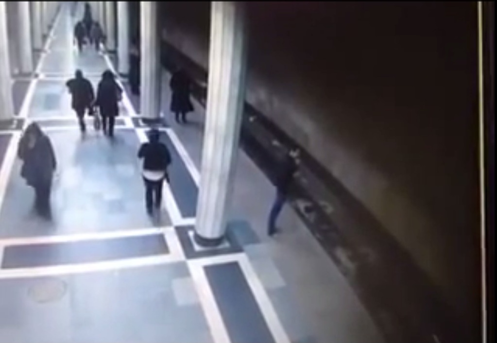 Bakıda metrosunda oğlan özünü qatarın altına belə atdı-  VİDEO 