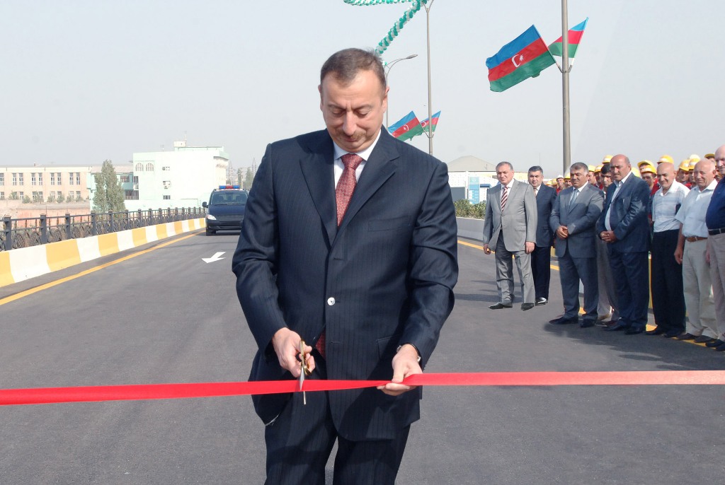 Prezident Bakıda yol tikintisinə baş çəkdi