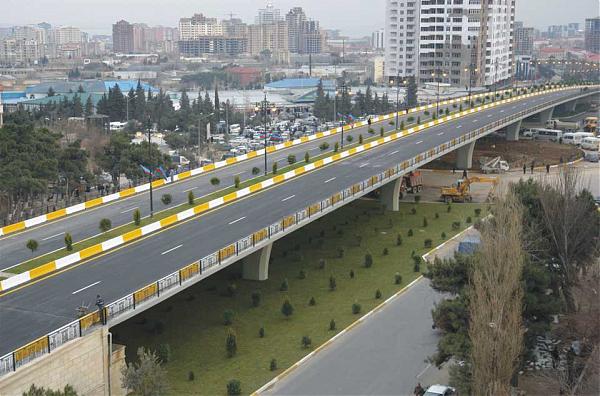 Bakıda gənc oğlan özünü körpüdən atmaq istədi