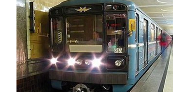 Bakı metrosunda özünü qatarın altına atan tələbə danışdı
