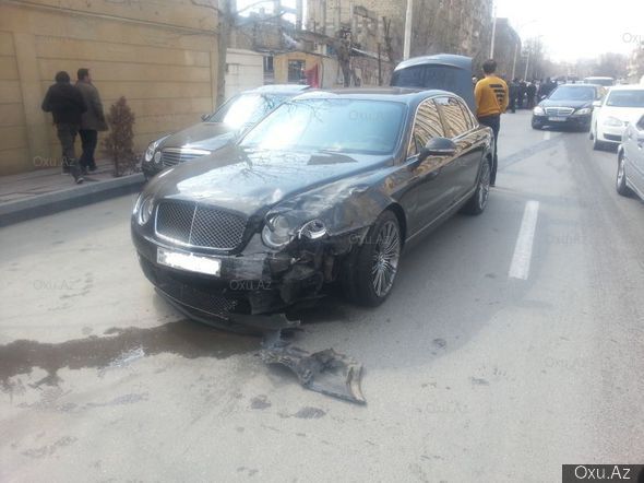 Bakıda 250 min dollarlıq Bentley qəzaya düşdü - FOTOLAR 