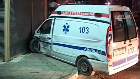 Bakıda təcili tibbi yardım maşını ağır qəzaya düşdü:  6 yaralı 